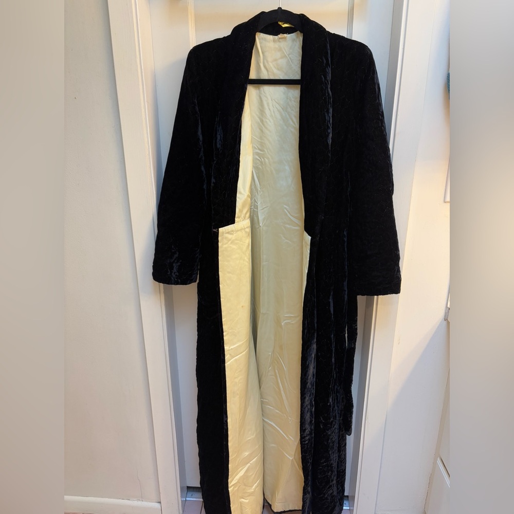 Vintage Rare and Stunning Black Velvet Fully Lined Robe/Coat